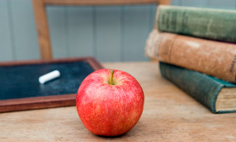 Teachers-apple-on-a-desk--007
